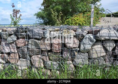 Gabions, pierres dans les cages en fil de fer sont une option de conception moderne dans les jardins et les paysages comme fortifications ou murs frontières, foyer choisi Banque D'Images