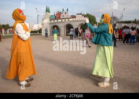 Moscou, Russie. 6 septembre, 2020 les réacteurs historiques portant des masques protecteurs jouent à distance le jeu de palpage de Pat-a-Cake comme mesure préventive contre la nouvelle infection à coronavirus COVID-19 pendant le voyage à Moscou du XVIe-XVIIe siècle festival dans le cadre des célébrations de la Journée de la ville de Moscou au musée historique et de la réserve naturelle de Kolomenskoye à Moscou, Russie Banque D'Images