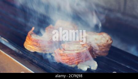 L'alimentation de rue turc Kokorec rolls faite avec de l'intestin d'agneau grillées au four à bois. Banque D'Images