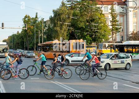 Scène de rue urbaine animée pendant l'heure de pointe avec les bus de la circulation des voitures trams navetteurs les gens et les cyclistes dans le centre-ville de Sofia Bulgarie, Europe de l'est, UE Banque D'Images