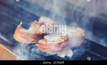 L'alimentation de rue turc Kokorec rolls faite avec de l'intestin d'agneau grillées au four à bois. Banque D'Images