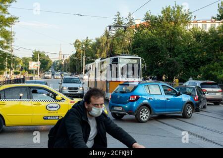 Sofia Bulgarie scène urbaine animée de rue pendant l'heure de pointe avec les tramways de la circulation routière desservent les personnes et les cyclistes Banque D'Images