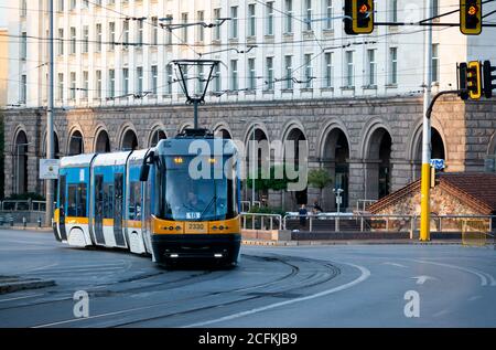 Simple PESA 122 NaSF tram dans une rue vide sans voitures dans le centre de Sofia Bulgarie, Europe de l'est, Balkans, UE Banque D'Images