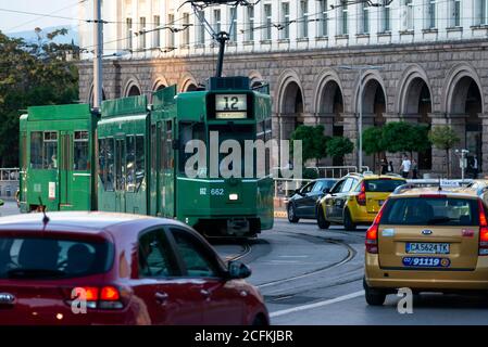 Scène de rue urbaine occupée pendant l'heure de pointe avec le trafic automobile et être 4/6 S Schindler / Siemens Green tram dans le centre-ville de Sofia Bulgarie, Europe de l'est, UE Banque D'Images