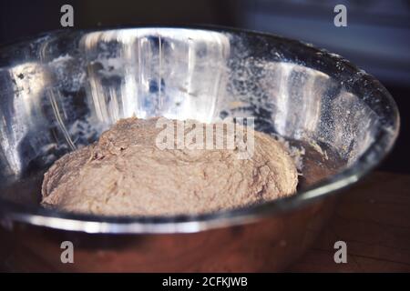 Un gros plan d'un bol en acier inoxydable. Pâte à pain artisanale dans un bol en acier inoxydable. Photo de haute qualité. Banque D'Images