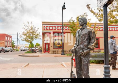 Winslow Arizona USA - septembre 22 2015 ; célèbre statue de Winslow Arizona d'Eagles membre du groupe Glenn Frey Satnding on the Corner Banque D'Images