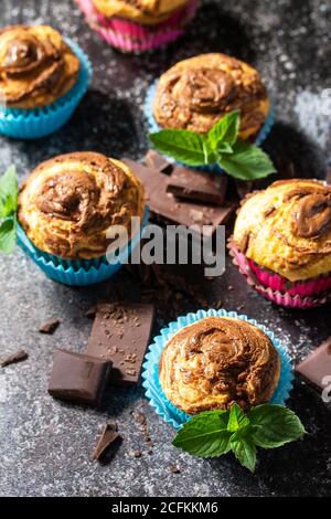 Muffins au chocolat et à la menthe sur fond d'ardoise sombre. Banque D'Images