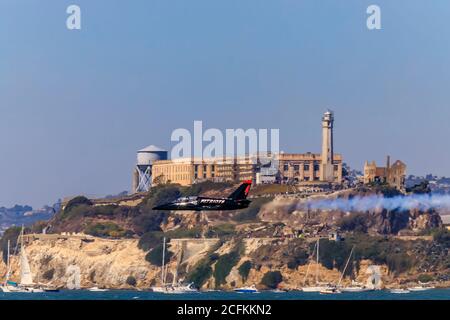 San Francisco, États-Unis - 7 octobre 2017 : Patriots Jet Team équipe acrobatique Aero L-39 Albatros avions volant en face de l'île d'Alcatraz Banque D'Images
