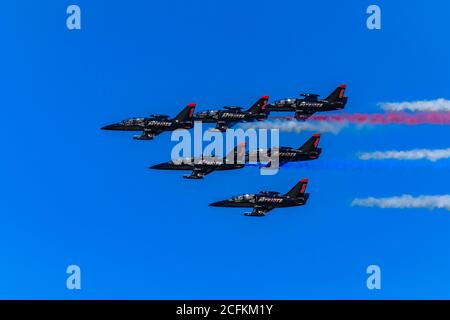 San Francisco, USA - 7 octobre 2017: Patriots Jet Team équipe acrobatique Aero L-39 Albatros en formation avec des contrails colorés à la semaine de la flotte Banque D'Images