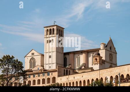 Vue sur la basilique de San Francesco d'assise, ombrie - italie Banque D'Images