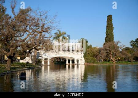 CABA, Buenos Aires, Argentine; il y a 21, 2020: Boques de Palermo, pont à la roseraie, fermé en raison de la flambée du coronavirus, covid19 Banque D'Images