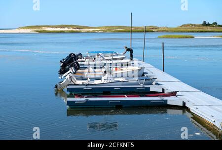 Bateaux amarrés dans une crique sur Cape Cod. Gray's Beach, port de Yarmouth, Massachusetts, États-Unis Banque D'Images