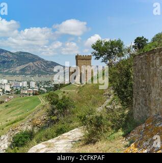 Le chemin menant au fragment de la forteresse génoise. Jour d'été. Sudak Crimée Banque D'Images