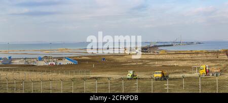 TUZLA, PÉNINSULE DE TAMAN, RUSSIE - JANVIER 04.2017 : machines sur le site de construction d'un pont traversant le détroit de Kerch depuis le Taman. Il est prévu Banque D'Images