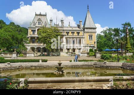 YALTA, CRIMÉE, RUSSIE - JUIN 07.2016 : Étang dans le Parc de Massandra Palais de l'empereur Alexandre III Jour d'été ensoleillé Banque D'Images