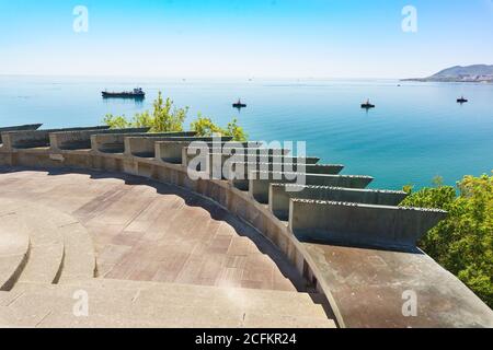 Novorossiysk, Russie - avril 29.2017: Monument 'aux marins de la révolution' avec des coques de bronze de navires militaires et indiquant la distance à Banque D'Images