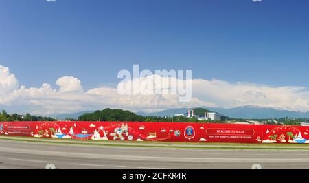 Imeretinskiy, Sotchi, Krasnodar Krai, Russie - juin 06.2017: Bannière invitation 'Bienvenue à Sotchi' - préparatifs de la coupe des confédérations de la FIFA 2017 a Banque D'Images