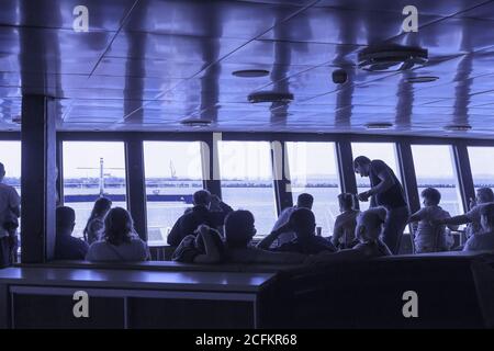 Russie, le détroit de Kerch - septembre 02.2017 : salon passagers du ferry « Major Caquiche » dans le port de Crimée avant le départ. Touristes en attente f Banque D'Images