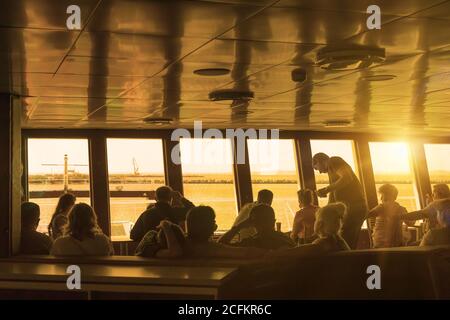 Russie, le détroit de Kerch - septembre 02.2017 : salon passagers du ferry « Major Caquiche » dans le port de Crimée avant le départ. Touristes en attente f Banque D'Images