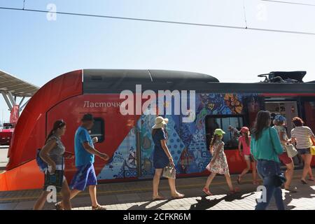 Sotchi, Krasnodar Krai, Russie - juin 09.2017 : passagers se rendant à la gare ferroviaire 'Lastochka' 'Imeretinskaya. Parc olympique Banque D'Images