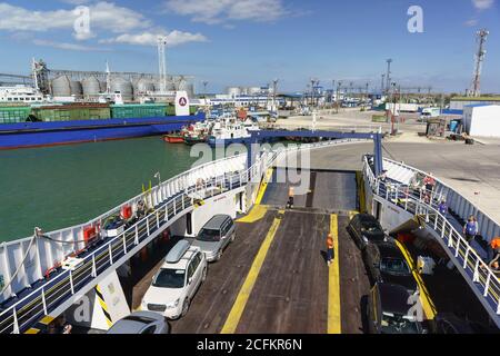 Russie, le détroit de Kerch - septembre 02.2017 : chargement de voitures sur le ferry « Major Caquiche », port maritime de la Crimée. Banque D'Images