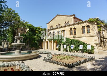 Russie, Crimée, Sébastopol - septembre 04.2017 : la fontaine et les jardins fleuris autour du bâtiment du Musée avec l'exposition byzantine à Cherso Banque D'Images