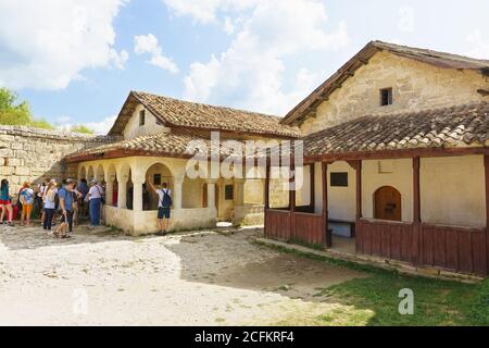 Russie, Crimée, Yalta - septembre 07.2017: Touristes visitant Karaite kenesa XVI et XVIII siècle dans la ville médiévale-forteresse Chufut-Kale, Crimée Re Banque D'Images