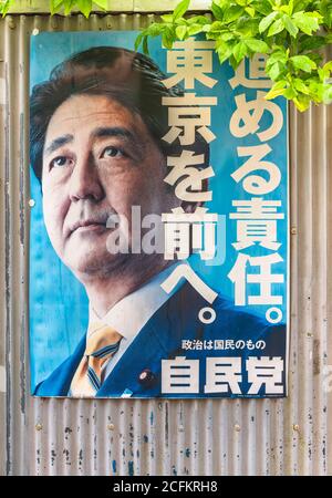 tokyo, japon - septembre 06 2020 : affiche humide du Parti libéral-démocrate de Jimintō avec Shinzo Abe, le Premier ministre japonais le plus longtemps au pouvoir Banque D'Images