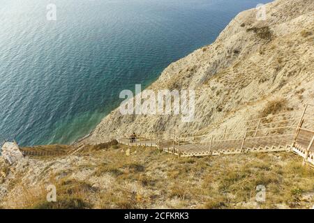 Russie, Anapa, Supsekh - novembre 19.2017: Personnes marchant dans les escaliers abrupts de la haute mer le long d'une rive raide Banque D'Images