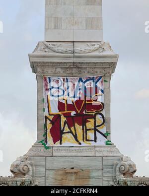 Un panneau est suspendu sur un mur de pierre à l'extérieur qui lit que les vies noires comptent comme un signe de protestation pour le mouvement BLM de 2020 à New York. Banque D'Images