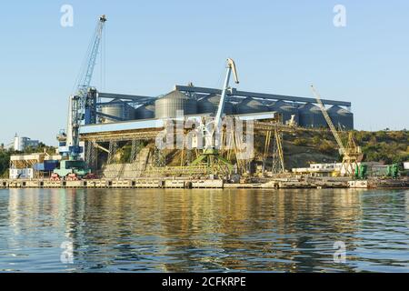 Russie, Crimée, Sébastopol - septembre 03.2017 : vue de la baie au terminal de céréales et grues de chargement dans le mouillage du port de mer Banque D'Images