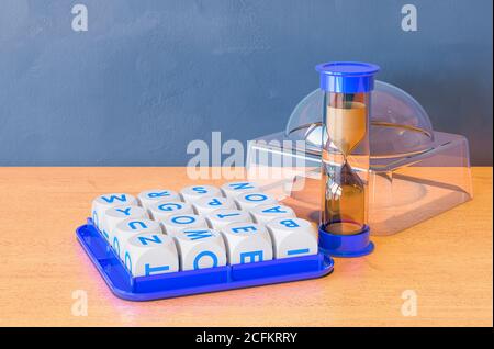 Jeu de Boggle sur la table en bois. Rendu 3D Banque D'Images