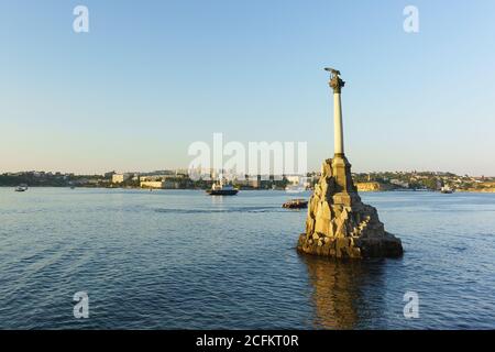 Russie, Crimée, Sébastopol - septembre 03.2017 : monument aux navires scuragés dans la baie de Sébastopol. En mer, voiliers. Coucher de soleil Banque D'Images