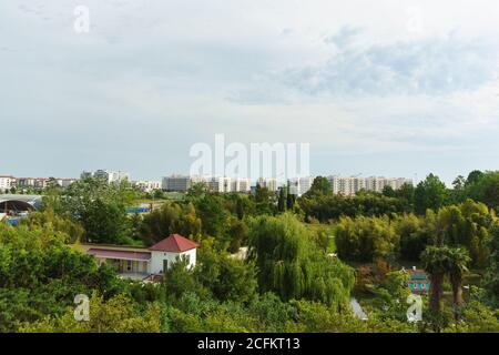 Russie, Sotchi, région de Krasnodar - juin 06.2017: Bâtiments de paysage outre l'hôtel Imeretinsky colline arboretum Park la culture du Sud Banque D'Images