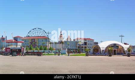 Russie, Sotchi, région de Krasnodar - juin 05.2017 : location de voitures à pédales, café et terrain de jeu pour enfants à proximité du complexe hôtelier dans la ville méridionale Banque D'Images