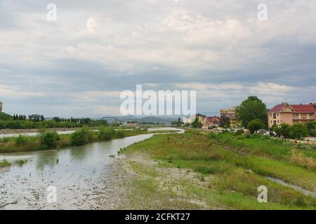 Russie, Sotchi, région de Krasnodar - juin 06.2017 : le lit de la rivière Mzymta et la station balnéaire d'Adler sur la rive Banque D'Images