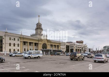 Russie, Krasnodar - 07.2010 mars : minibus de police dans le parking de la place de la gare près de la gare, le soir d'un printemps nuageux Banque D'Images