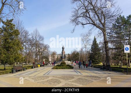 Russie, Krasnodar-26 février 2017 : les gens marchent sur la place Catherine de la ville de Krasnodar. Début du printemps Banque D'Images