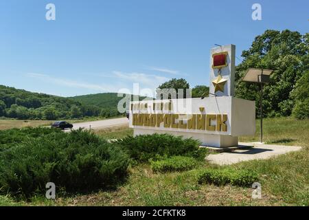 Russie, région de Krasnodar, autoroute fédérale A146 'Krasnodar - Verkhnebakansky' - 12 juin 2018: Stèle sur le côté de la route avec l'inscription dans Ru Banque D'Images