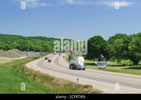 Russie, région de Krasnodar, autoroute fédérale A146 'Krasnodar-Verkhnebakansky' - 12 juin 2018: Stèle sur le côté de la route avec l'inscription en Russ Banque D'Images