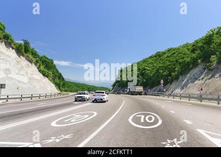 Russie, région de Krasnodar, Novorossiysk-juin 12, 2018: Le marquage sur la route automobile d'importance fédérale du russe ?290 Novorossiysk-Kerch Banque D'Images