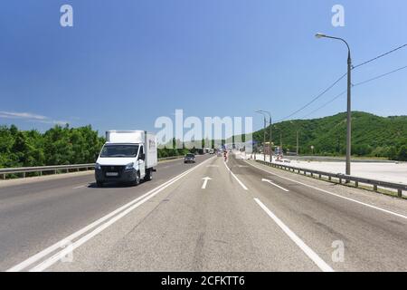 Russie, région de Krasnodar, Novorossiysk - 12 juin 2018 : circulation routière d'importance fédérale du russe ?290 Novorossiysk-Kerch Banque D'Images