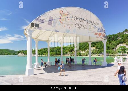 Russie, région de Krasnodar, Novorossiysk, village d'Abrau-Durso - 12 juin 2018 : vacanciers sur le front de mer du pittoresque lac de montagne Abrau. Le Banque D'Images