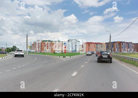 Russie, Krasnodar, village allemand de district - 22 juillet 2018 : fourche avec trafic lourd à la périphérie de la ville du sud, un jour d'été Banque D'Images