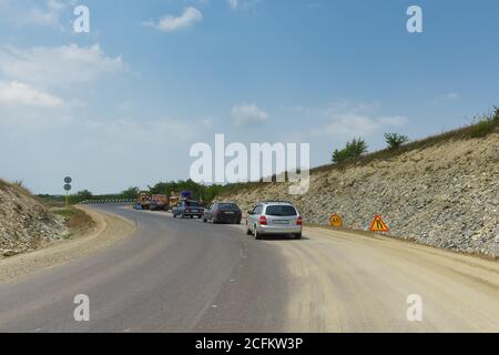 Russie, Anapa-28 juillet 2018: Panneaux de limitation de vitesse sur le site des travaux de réparation sur la route entre les villages de Guy-Kodzor et Varvarovka. summ ensoleillé Banque D'Images