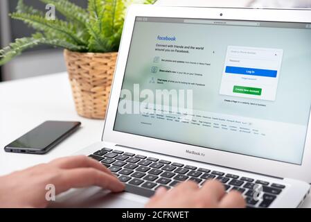 Wroclaw, Pologne - OCT 23, 2019: Homme parcourant le site Facebook sur ordinateur portable. Facebook est le service de médias sociaux le plus populaire. Banque D'Images