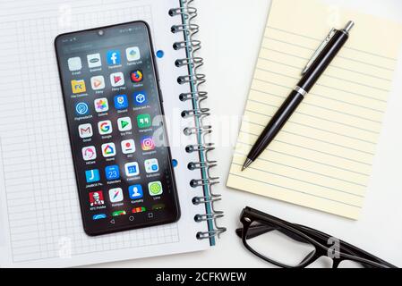 Wroclaw, Pologne - OCT 23, 2019 : Plusieurs applications Android installé sur Huawei P30 Banque D'Images