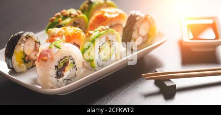 Rouleau de sushi sur l'assiette. Vue sur la cuisine traditionnelle japonaise asiatique Banque D'Images