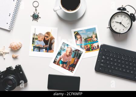 Pile de cadres photo sur le bureau. Photographies imprimées, concept de laboratoire photo, vue du dessus Banque D'Images