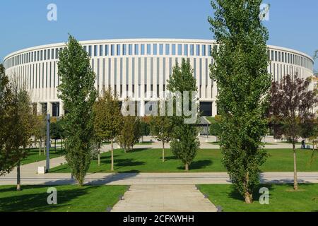 Krasnodar, Russie-19 octobre 2018: Parc de la ville près du stade de football Krasnodar un jour d'automne ensoleillé. Architecture moderne. Banque D'Images